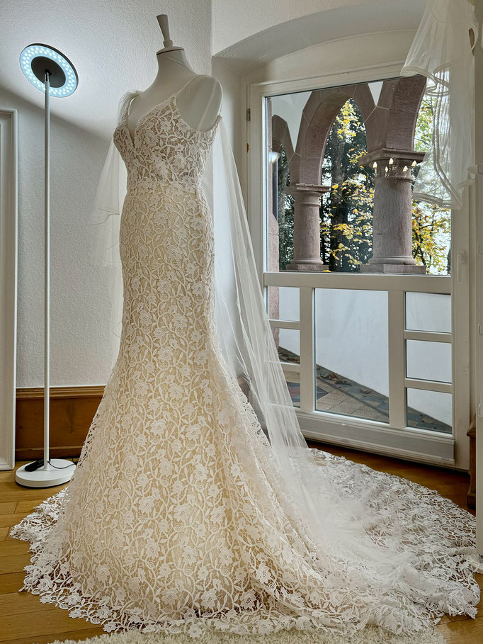 Schneiderbüste mit einem Brautkleid von Rosa Clara