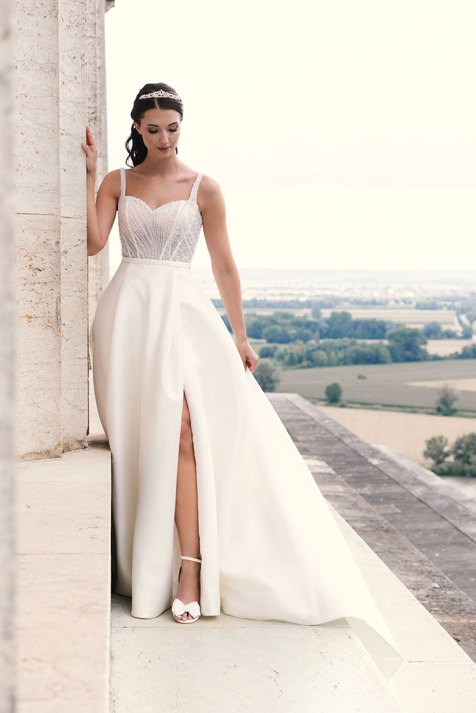 Frau trägt das Brautkleid Catharina aus der Amo & Luv Kollektion