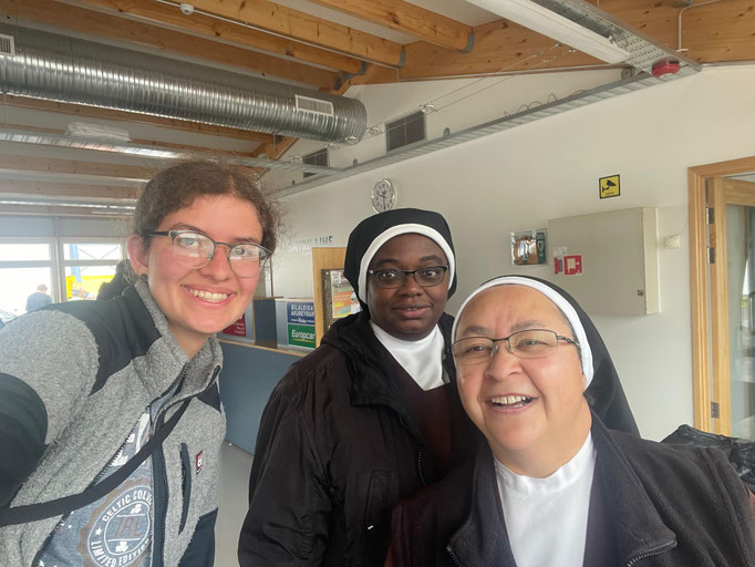 Mit Schwester Marcelina und Schwester Beatriz am Fährenterminal in Seyðisfjörður (Selfie)