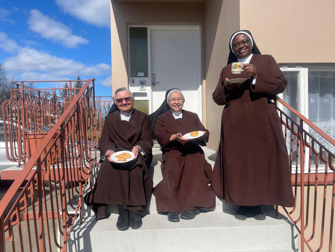 v. l. n. r.: Schwester Selestina, Schwester Marcelina, Schwester Beatriz als wir ein Kuchenbuffet organisiert haben (Foto: ich)