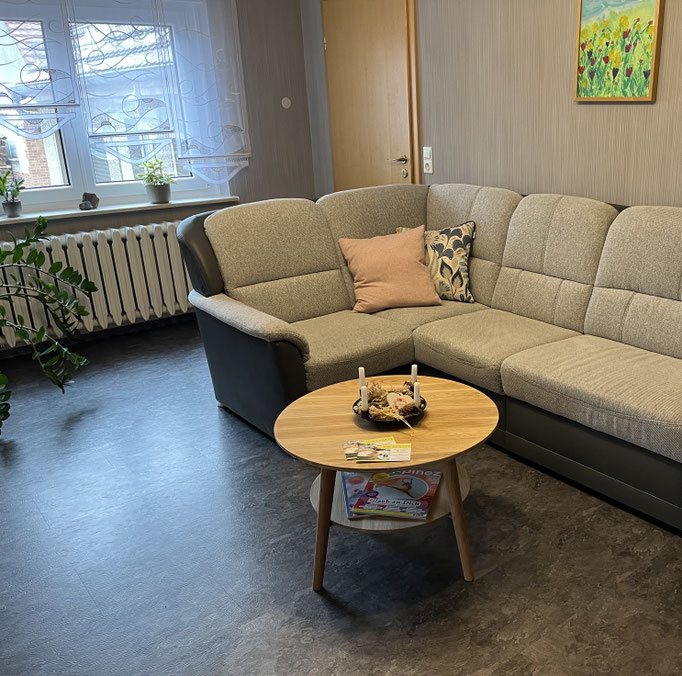 Pausenraum der Lebensfreudewerkstatt - Foto mit Sofa und Tisch