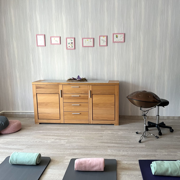 Klangraum der Lebensfreudewerkstatt - Foto mit Matten und Decken auf dem Boden sowie einer Handpan