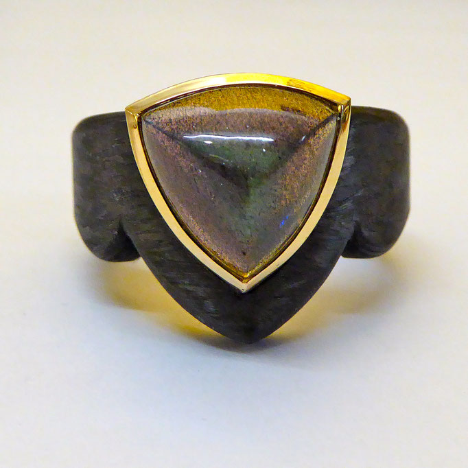 Ring mit Labradorith & Carbon, Gelbgold 750