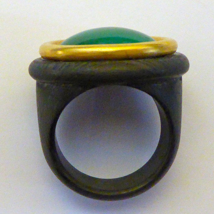 Ring mit Chrysopras & Carbon, Gelbgold 750