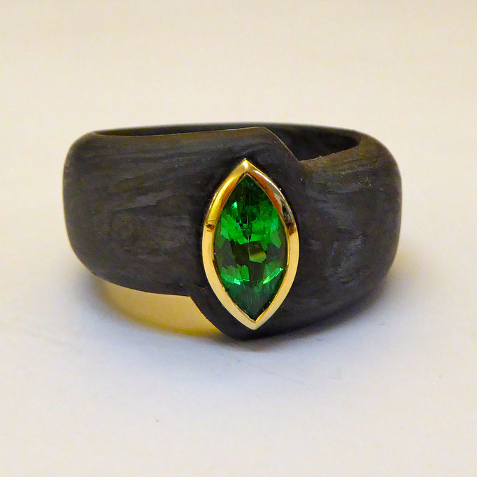 Ring mit Tsavorith & Carbon, Gelbgold 750