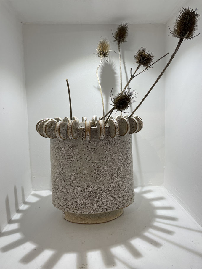 Olivia Cognet pot en céramique émail craquelé taupe. Disponible Galerie Gabel