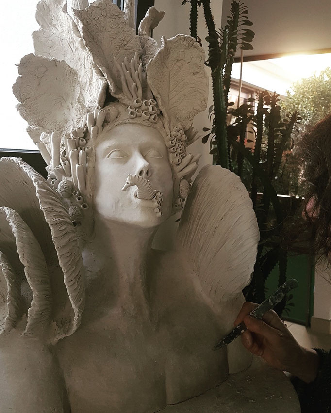 Mélanie Broglio-"Hippocampe" Faïence en attente émaillage blanc et or 65x50x45cm ​-Galerie Gabel-Biot