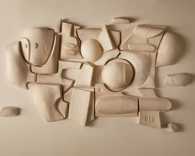 Olivia Cognet, bas-relief, fresque en volume, en céramique par Olivia Cognet  sur commande. Galerie Gabel, Côte d'Azur
