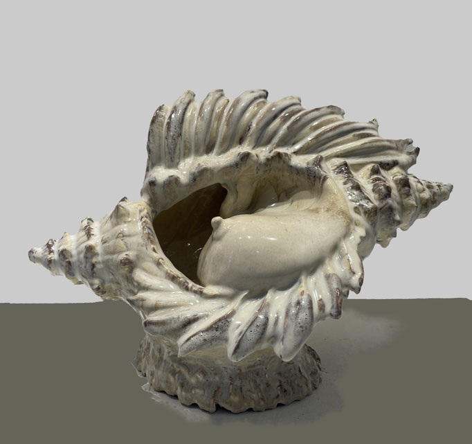 Emmanuelle Esmiol, Conque au sein, coquillage, porcelaine émaillée, Biot, Vallauris