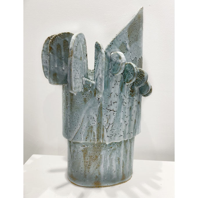 Olivia Cognet, vase "deep sea" réalisé à la main à Vallauris. Disponible Galerie Gabel, Biot, Côte d'Azur