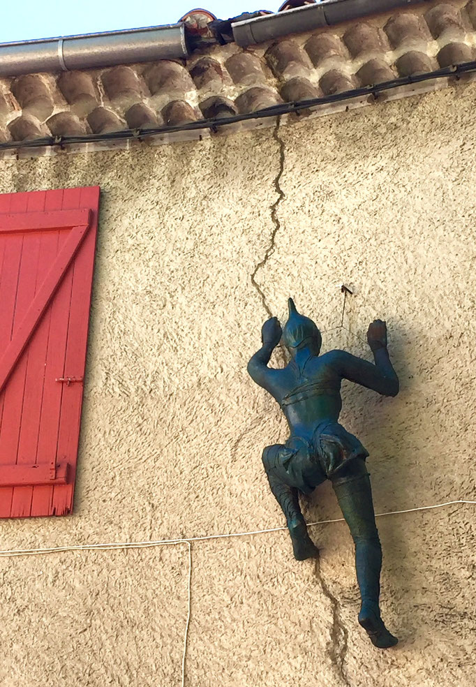 Nicole Brousse -sculptures de taille humaine, dans le village de Biot-renseignement: Galerie Gabel