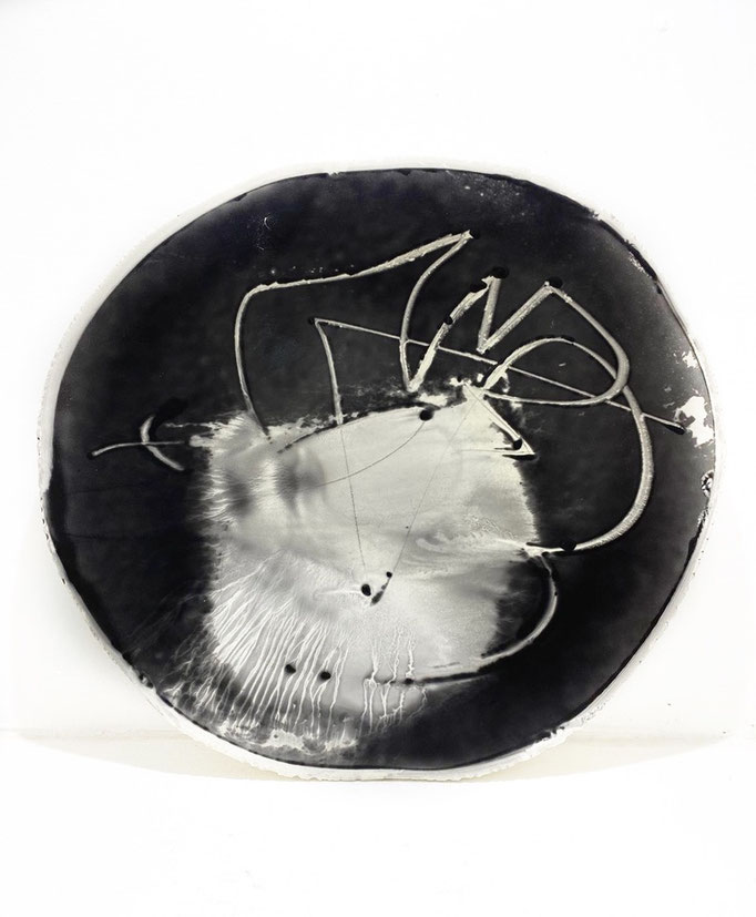 Erick Ifergan, assiette d'artiste, peinte à la main. Galerie d'art Biot village. Galerie Gabel