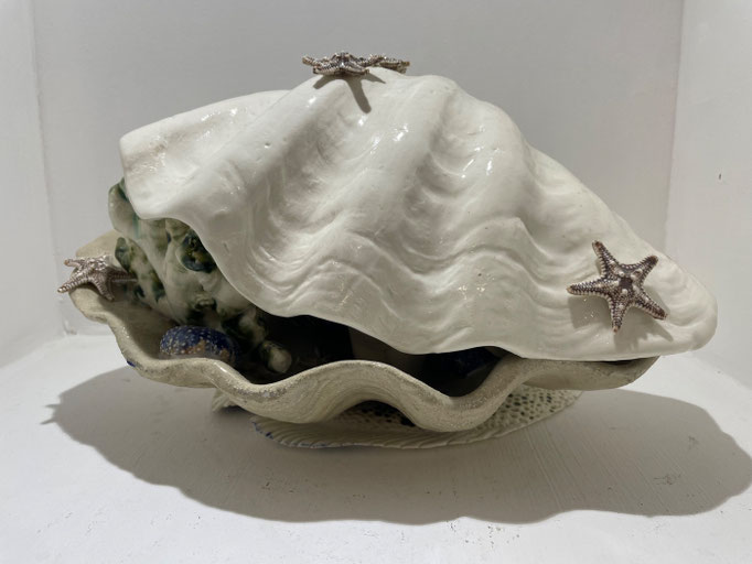 Emmanuelle Esmiol, conque,  porcelaine émaillée, pièce unique, Biot, Vallauris