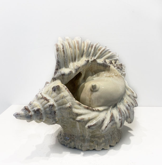 Emmanuelle Esmiol, Conque au sein, coquillage, porcelaine émaillée, Biot, Vallauris