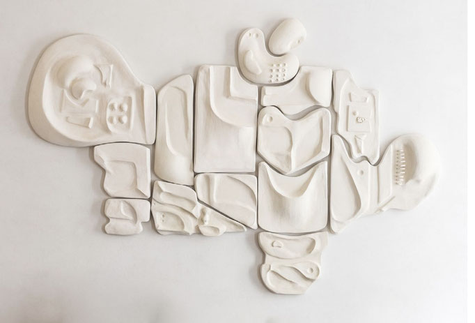 Bas-relief sculpté, fresque en volume, en céramique par  Olivia Cognet, sur commande. Galerie Gabel- Biot- Côte d'Azur