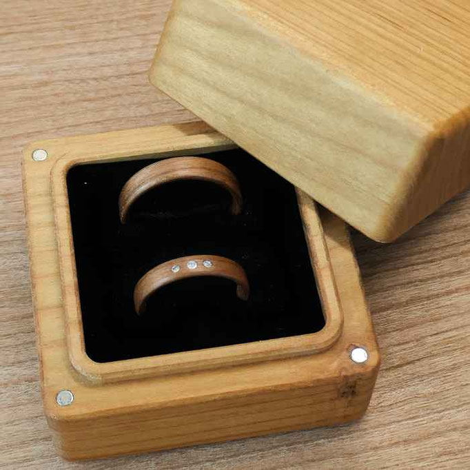 Eheringe aus Kirsche in Ringbox aus Kirsche