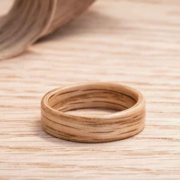 Holzring Basic auf Holzoberfläche