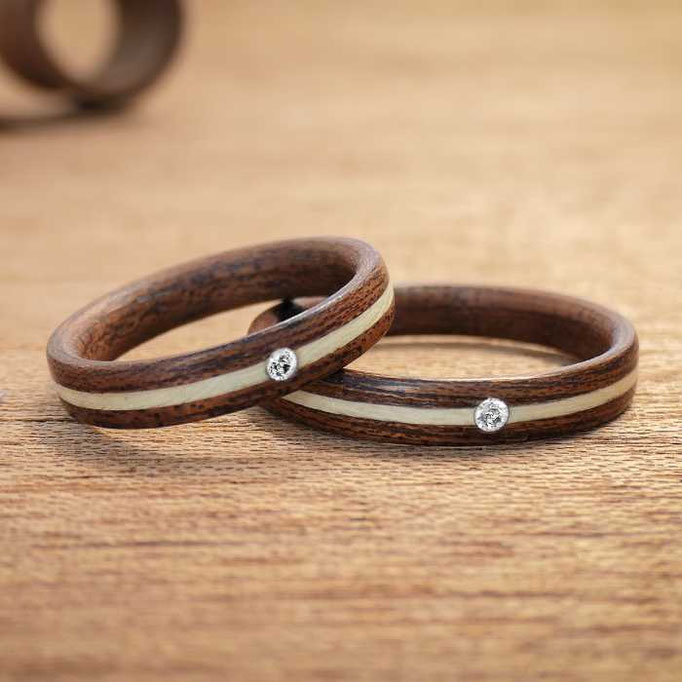 Holringe Mahagoni mit Holz-Inlay + 1 Kristall