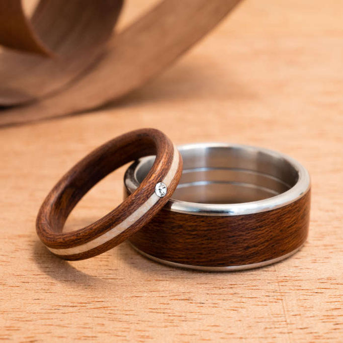Holringe Mahagoni mit Ahornholz-Inlay + 1 Kristall und Herrenring aus Edelstahl