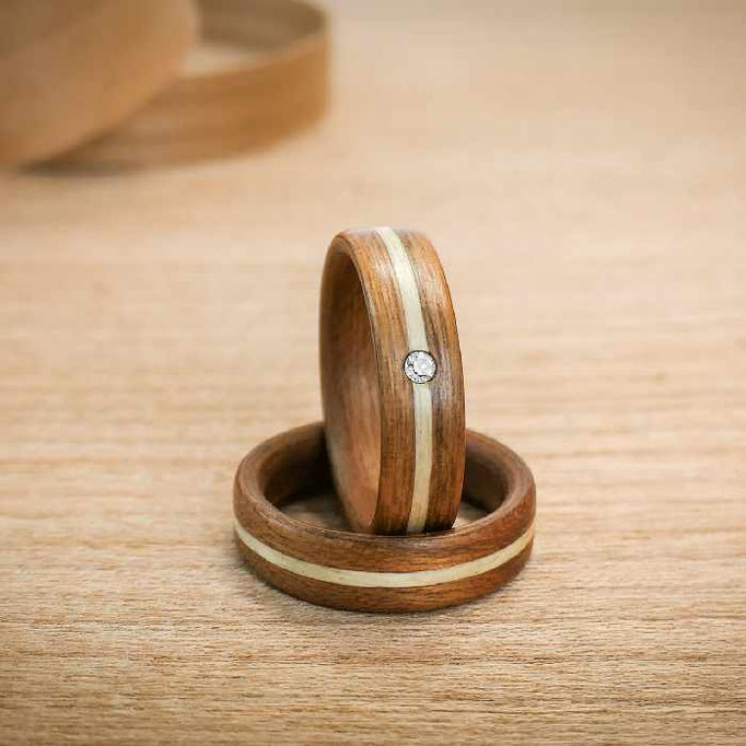 Eheringe aus Kirsche + Kristall + Ahornlinie
