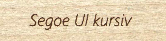 Gravur in Schriftart Segoe UI light kursiv