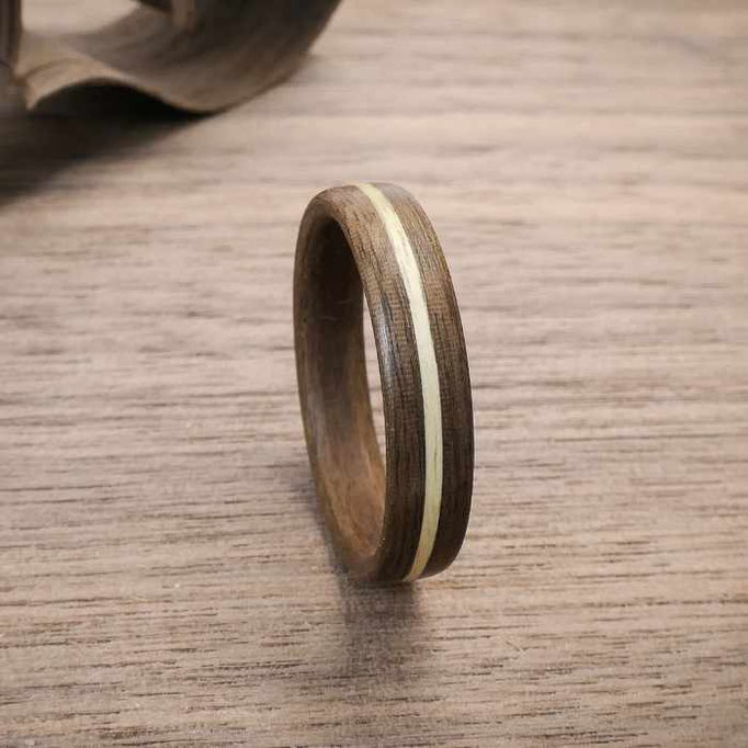 Holzring aus Nuss mit umlaufender Ahornlinie | Breite 5mm