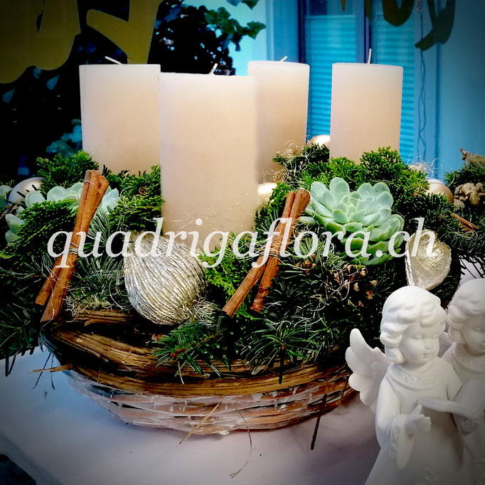 Adventskranz 2025 in Meggen, Luzern Blumengeschäft Quadriga Flora zu kaufen.