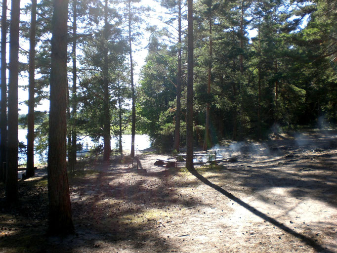 Nehmen Sie unsere 2 kleinen Zelte mit und übernachten Sie auf der Insel Kelvenne an den dortigen Feuerstellen und Grillplätzen bei den Sandstränden.