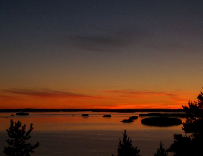 Und auch an Land heißt es bei uns: Träumen Sie zu zweit an einem verschwiegenen Platz unweit des Hauses, hoch über dem See bei grandiosen Sonnenuntergangspanorama! 