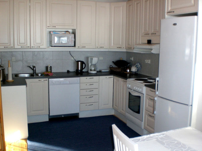 Nicht nur für die Espressomaschine eingerichtet !  Große, vollausgestattete Küche mit Geschirrspüler und Gefrierschrank, 4 Plattenherd, Backofen, Mikrowelle ... Kitchen fully equipped, incl. freezer, dishwasher ...
