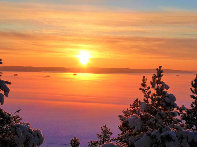 Erleben Sie hoch über der Winterlandschaft grandiose Sonnenuntergänge und absolute Stille, nur unterbrochen von den Geräuschen des Eisganges. Ein besonderes Erlebnis ist der zugefrorene Päijännesee vom 1,5 km entfernten Aussichtsturm gesehen.