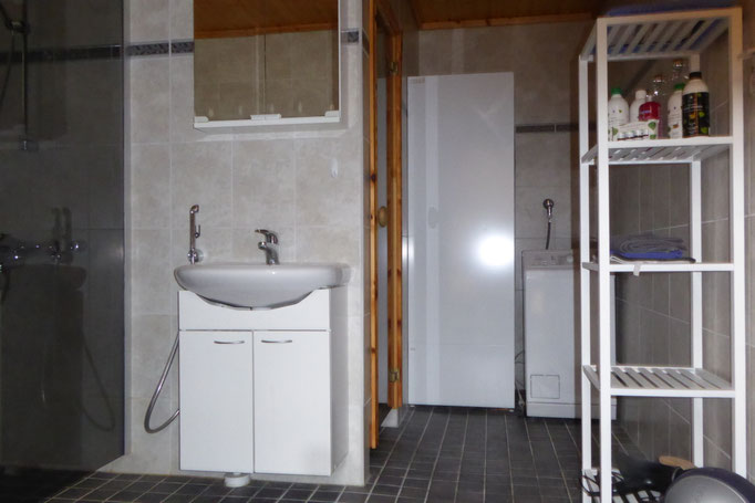 Sie verwöhnen sich morgens gerne mit ausgiebigem Duschen? Freundliches Tageslicht-Duschbad mit Sauna und 270 l Boiler, Waschmaschine. Fußbodenheizung Bathroom with wc,shower,sauna,big boiler, washing machine,quiet ventilation.