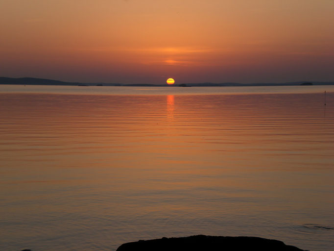 Nur einen Steinwurf von Ihrem Domizil fußläufig entfernt erleben Sie am Ufer der benachbarten Halbinsel Sonnenuntergänge wie am Meer.