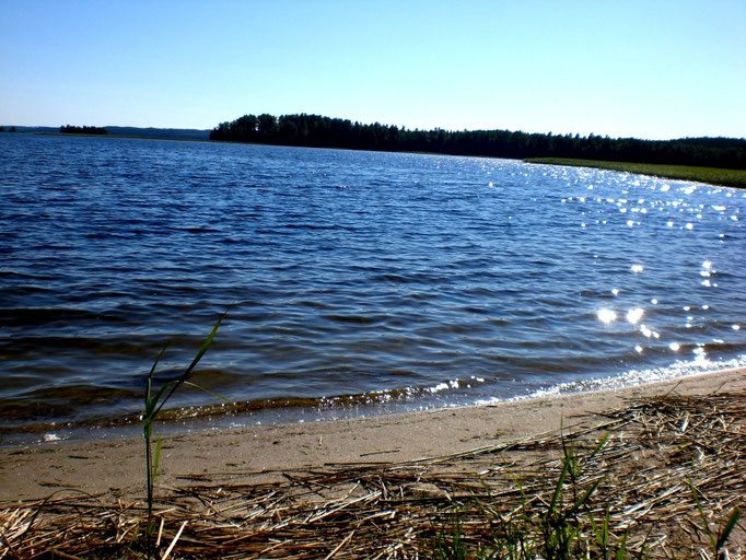 ... und gehen Sie an einem der vielen kleinen Sandstrände sowie an einer der Buchten dieser Insel auf Entdeckungstour.  Familienväter können den Piraten in sich entdecken und zu zweit findet man ungestörte Plätze an einem der Strände.