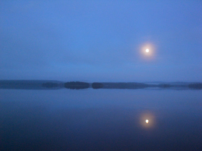 Romantische Vollmondnächte im Herbst am ruhigen See. Nebel ziehen auf und verzaubern Sie am Steg vor unserem Haus.