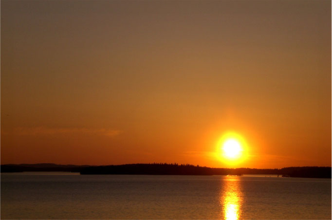 Auf dem Boot oder einem anderen verschwiegenen Platz in der Umgebung: Herrliche Sonnenuntergänge am Päijänne See erleben. Breathtaking sunsets at Lake Päijänne.
