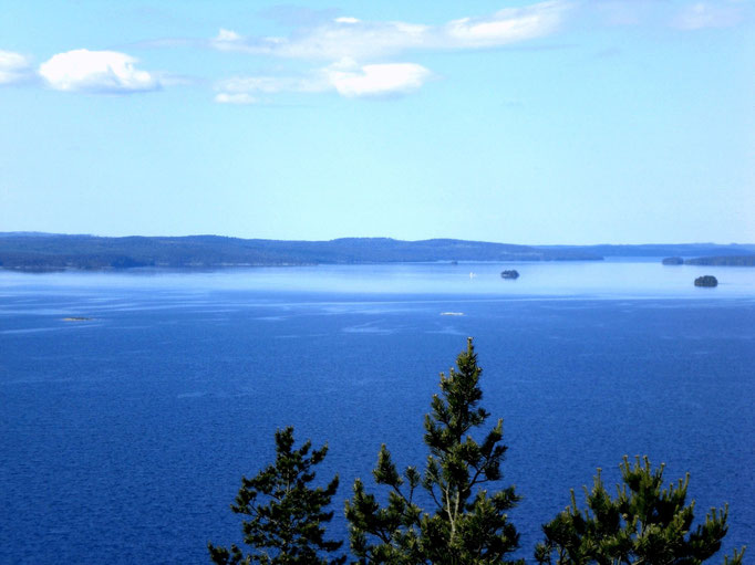 Nicht nur am Tag ein wundervoller, verschwiegener und einsamer Platz zum Träumen: Blick vom 1,5 km entfernten Aussichtsturm auf den Päijännesee. Erholung für das Auge!  View from the tower nearby.