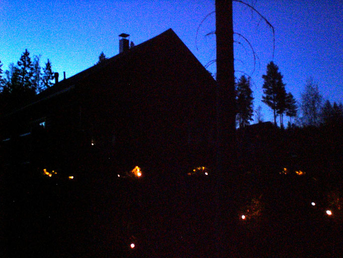 Lassen Sie sich im Spätsommer und Herbst vom illuminierten Außenbereich unter dem nordischen Sternenhimmel verzaubern.