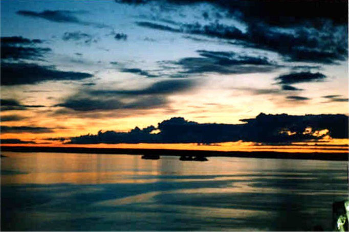 Blick vom Aussichtsturm auf den abendlichen Päijänne See.