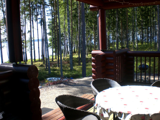Lassen Sie von der großen Terrasse Ihren Blick über die Bucht am See schweifen, während der Duft von Gegrilltem die Vorfreude auf Ihr Mittagsmenue steigen lässt. Natürlich essen Sie nach skandinavischer Art auf der Veranda (Terrasse m. Elektrogrill,Süds)
