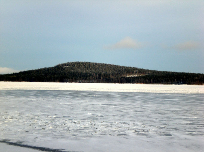 Die Insel Päijätsalo und das Ferienhausgebiet mit dem Sunny Mökki Sysmä sowie dem "Berg" samt Aussichtsturm, 1,5 km vom Haus entfernt.