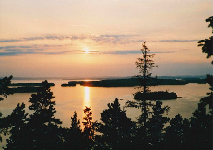 Abendstimmung auf der Insel Päijätsalo am Tag der Mittsommerwende (Juhannus). 360 Grad Panoramablick auf den Päijänne See vom 1,5 km entfernten Aussichtsturm im Naturschutzgebiet, fußläufig vom Ferienhaus erreichbar.