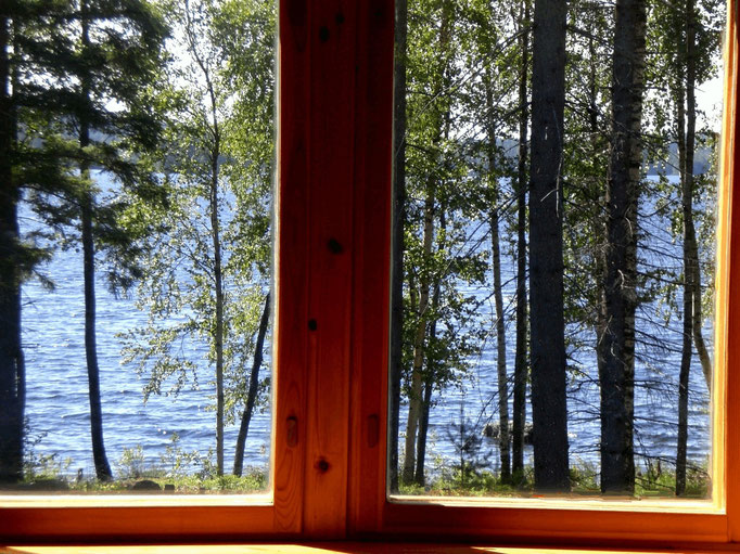 Die sonnige Zeit im Mökki setzt sich am Mittag fort:   Genießen Sie den Seeblick während des Essens in Ihrem Sonnenerker zum See.. Enjoy lakeside while dining.