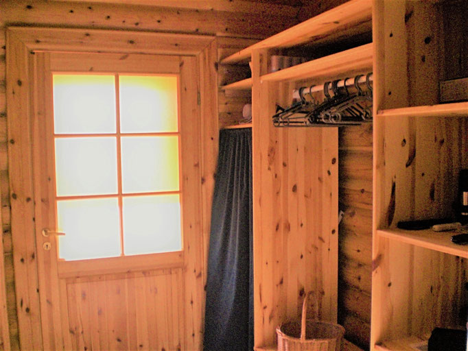Sie haben viel Gepäck mitgebracht? Kein Problem für die große Garderobe am Eingang. Large wardrobe at the entry.