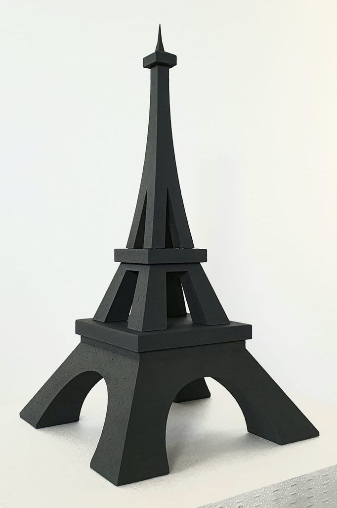 Tour Eiffel realizzata in polistirolo per il settore del Cake Design. Altezza e colore sono a discrezione del cliente.