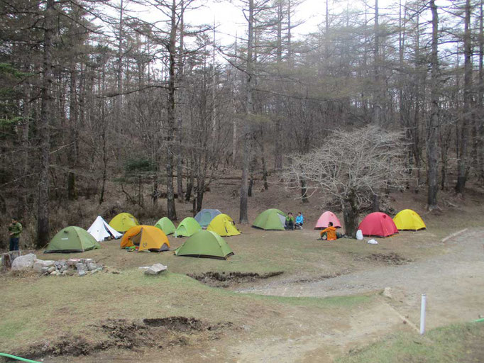 笠取小屋のテント場