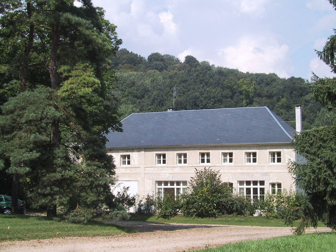 the old barn with the gite on the left