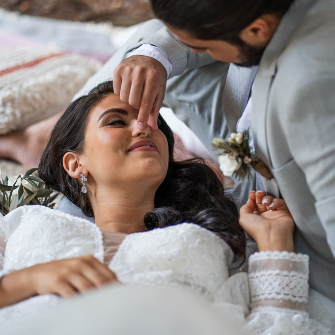 Verliebtes Hochzeitspaar lacht beim Paarshooting in Bad Bederkesa