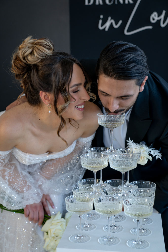 Brau und Bräutigam mit Champagner