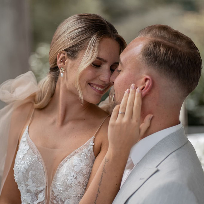 Verliebtes Paar geniesst das After-wedding-shooting
